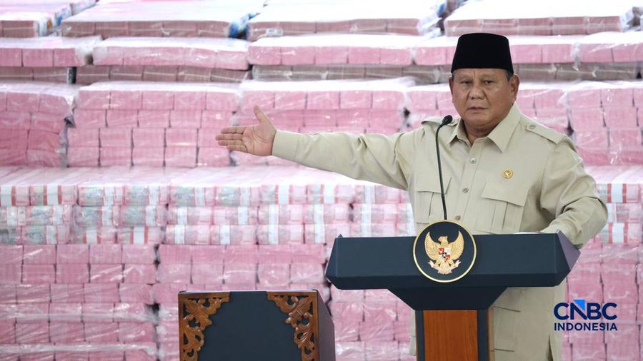 Presiden Prabowo Subianto memberi pidato saat kegiatan penyerahan denda administratif dan penyelamatan keuangan negara serta penguasaan kembali kawasan hutan tahap 8 di kompleks Kejaksaan Agung, Jakarta, Selasa (06/10/2026).