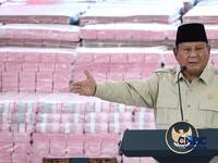 Presiden Prabowo Subianto memberi pidato saat kegiatan penyerahan denda administratif dan penyelamatan keuangan negara serta penguasaan kembali kawasan hutan tahap 8 di kompleks Kejaksaan Agung, Jakarta, Selasa (06/10/2026). (CNBC Indonesia/Muhammad