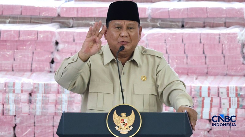 Jaksa Agung RI, ST Burhanuddin menyerahkan uang denda administratif sekitar Rp132,241,335,681,910,13 dan penguasaan kembali kawasan hutan seluas 259,230,73 Ha Tahap 8 kepada Menteri Keuangan, Suahasil Nazara dan disaksikan Presiden Prabowo Subianto di kompleks Kejaksaan Agung, Jakarta, Selasa (06/10/2026). (CNBC Indonesia/Muhammad Sabki)