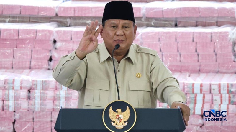 Presiden Prabowo Subianto memberi pidato saat kegiatan penyerahan denda administratif dan penyelamatan keuangan negara serta penguasaan kembali kawasan hutan tahap 8 di kompleks Kejaksaan Agung, Jakarta, Selasa (06/10/2026).