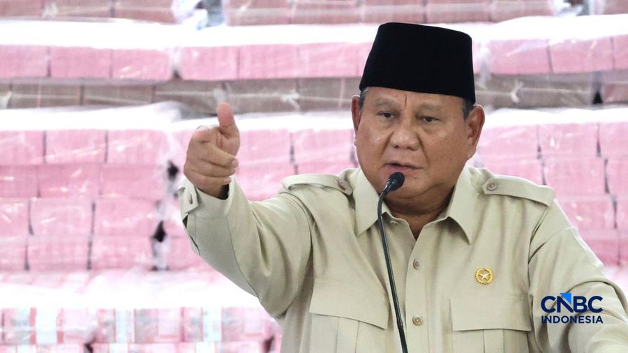 Presiden Prabowo Subianto memberi pidato saat kegiatan penyerahan denda administratif dan penyelamatan keuangan negara serta penguasaan kembali kawasan hutan tahap 8 di kompleks Kejaksaan Agung, Jakarta, Selasa (06/10/2026). (CNBC Indonesia/Muhammad