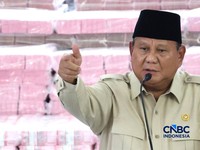 Presiden Prabowo Subianto memberi pidato saat kegiatan penyerahan denda administratif dan penyelamatan keuangan negara serta penguasaan kembali kawasan hutan tahap 8 di kompleks Kejaksaan Agung, Jakarta, Selasa (06/10/2026). (CNBC Indonesia/Muhammad