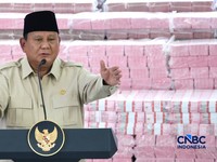 Presiden Prabowo Subianto memberi pidato saat kegiatan penyerahan denda administratif dan penyelamatan keuangan negara serta penguasaan kembali kawasan hutan tahap 8 di kompleks Kejaksaan Agung, Jakarta, Selasa (06/10/2026). (CNBC Indonesia/Muhammad
