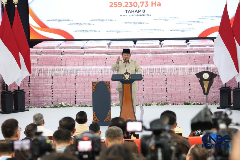 Jaksa Agung RI, ST Burhanuddin menyerahkan uang denda administratif sekitar Rp132,241,335,681,910,13 dan penguasaan kembali kawasan hutan seluas 259,230,73 Ha Tahap 8 kepada Menteri Keuangan, Suahasil Nazara dan disaksikan Presiden Prabowo Subianto di kompleks Kejaksaan Agung, Jakarta, Selasa (06/10/2026). (CNBC Indonesia/Muhammad Sabki)