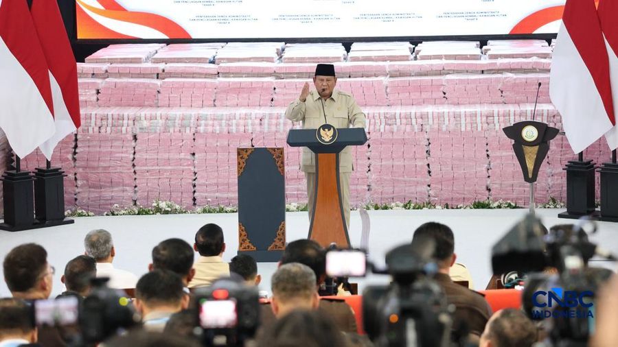 Presiden Prabowo Subianto memberi pidato saat kegiatan penyerahan denda administratif dan penyelamatan keuangan negara serta penguasaan kembali kawasan hutan tahap 8 di kompleks Kejaksaan Agung, Jakarta, Selasa (06/10/2026).