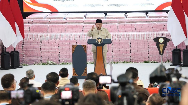 Presiden Prabowo Subianto memberi pidato saat kegiatan penyerahan denda administratif dan penyelamatan keuangan negara serta penguasaan kembali kawasan hutan tahap 8 di kompleks Kejaksaan Agung, Jakarta, Selasa (06/10/2026).