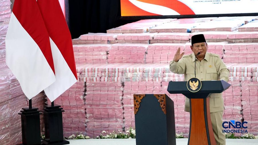 Presiden Prabowo Subianto memberi pidato saat kegiatan penyerahan denda administratif dan penyelamatan keuangan negara serta penguasaan kembali kawasan hutan tahap 8 di kompleks Kejaksaan Agung, Jakarta, Selasa (06/10/2026). (CNBC Indonesia/Muhammad