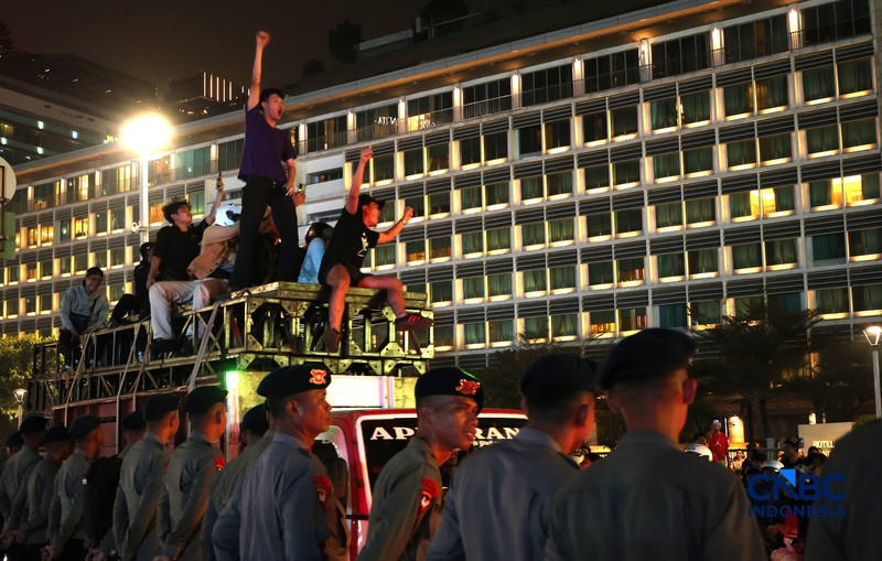 Ratusan suporter Timnas Indonesia memadati kawasan Bundaran Hotel Indonesia (HI), Jakarta, Selasa (6/10/2026) dini hari. (CNBC Indonesia/Muhammad Sabki)
