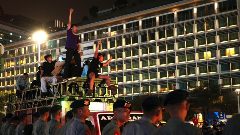 Ratusan suporter Timnas Indonesia memadati kawasan Bundaran Hotel Indonesia (HI), Jakarta, Selasa (6/10/2026) dini hari.