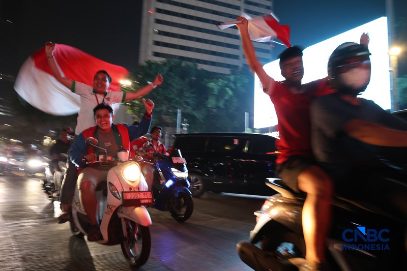 Ratusan suporter Timnas Indonesia memadati kawasan Bundaran Hotel Indonesia (HI), Jakarta, Selasa (6/10/2026) dini hari. (CNBC Indonesia/Muhammad Sabki)