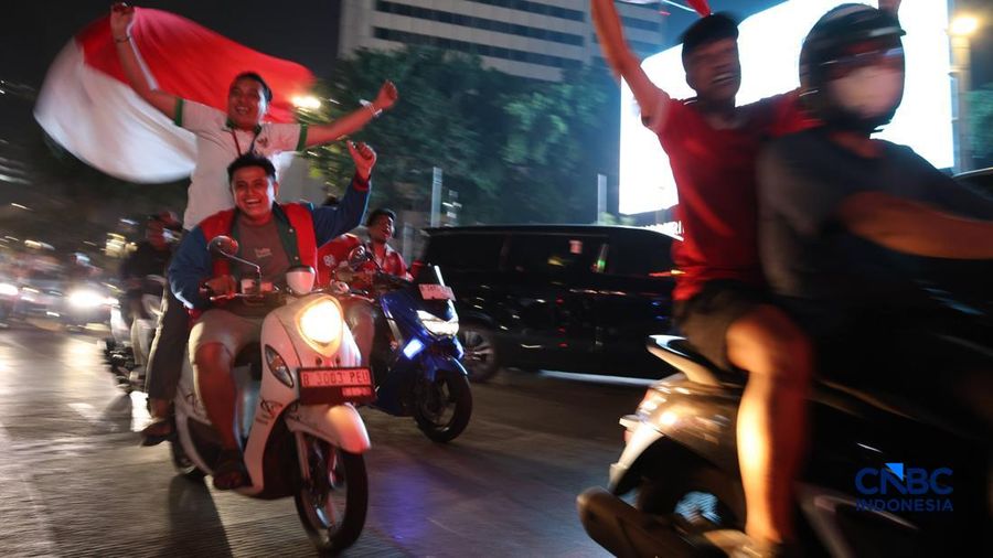 Ratusan suporter Timnas Indonesia memadati kawasan Bundaran Hotel Indonesia (HI), Jakarta, Selasa (6/10/2026) dini hari.
