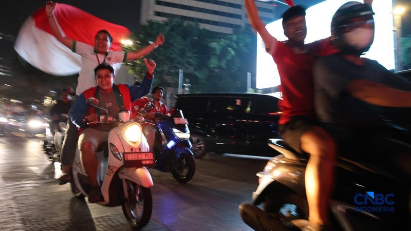 Ratusan suporter Timnas Indonesia memadati kawasan Bundaran Hotel Indonesia (HI), Jakarta, Selasa (6/10/2026) dini hari.
