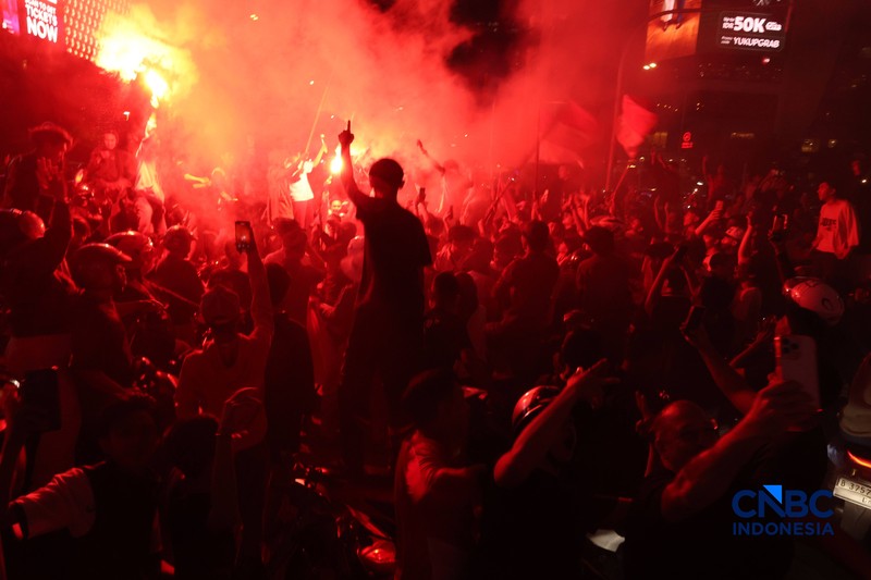 Ratusan suporter Timnas Indonesia memadati kawasan Bundaran Hotel Indonesia (HI), Jakarta, Selasa (6/10/2026) dini hari. (CNBC Indonesia/Muhammad Sabki)