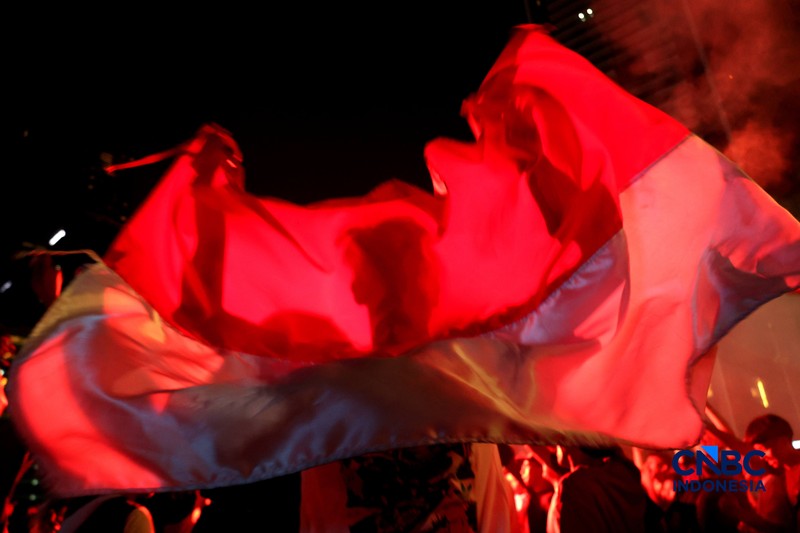 Ratusan suporter Timnas Indonesia memadati kawasan Bundaran Hotel Indonesia (HI), Jakarta, Selasa (6/10/2026) dini hari. (CNBC Indonesia/Muhammad Sabki)