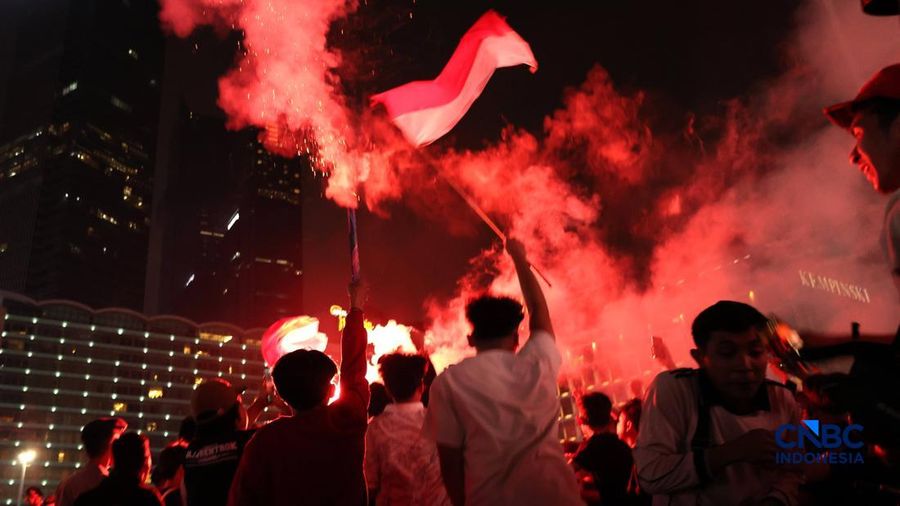 Ratusan suporter Timnas Indonesia memadati kawasan Bundaran Hotel Indonesia (HI), Jakarta, Selasa (6/10/2026) dini hari.