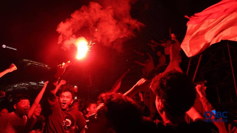 Ratusan suporter Timnas Indonesia memadati kawasan Bundaran Hotel Indonesia (HI), Jakarta, Selasa (6/10/2026) dini hari.