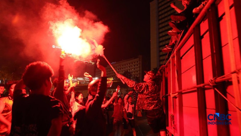 Ratusan suporter Timnas Indonesia memadati kawasan Bundaran Hotel Indonesia (HI), Jakarta, Selasa (6/10/2026) dini hari.