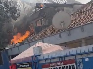Rumah 2 Lantai di Bogor Terbakar, Api Diduga dari Lilin yang Ditinggal Menyala