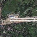 Sebuah citra satelit memperlihatkan fasilitas pelatihan gabungan China-Laos yang baru, dengan landasan pacu yang sedang diperluas, di Ban Keun, Provinsi Vientiane, Laos, pada 30 September 2026. (Vantor/Handout via REUTERS)