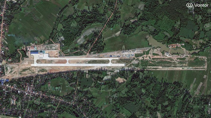 Sebuah citra satelit memperlihatkan fasilitas pelatihan gabungan China-Laos yang baru, dengan landasan pacu yang sedang diperluas, di Ban Keun, Provinsi Vientiane, Laos, pada 30 September 2026. (Vantor/Handout via REUTERS)