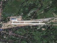 Sebuah citra satelit memperlihatkan fasilitas pelatihan gabungan China-Laos yang baru, dengan landasan pacu yang sedang diperluas, di Ban Keun, Provinsi Vientiane, Laos, pada 30 September 2026. (Vantor/Handout via REUTERS)