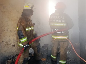 Terdengar Ledakan Sebelum Rumah Lantai 2 Terbakar di Antapani
