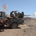 Seorang pejuang pemerintah Yaman yang didukung Arab Saudi menembakkan senjata yang terpasang pada kendaraan saat berlangsungnya apa yang disebut pasukan pemerintah sebagai gerakan maju melawan kelompok Houthi yang didukung Iran, di dekat Dhubab, Kegu