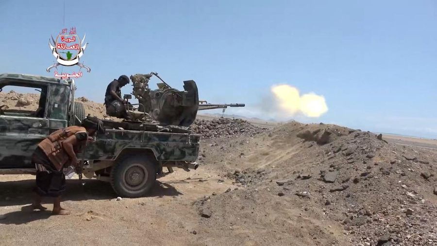 Seorang pejuang pemerintah Yaman yang didukung Arab Saudi menembakkan senjata yang terpasang pada kendaraan saat berlangsungnya apa yang disebut pasukan pemerintah sebagai gerakan maju melawan kelompok Houthi yang didukung Iran, di dekat Dhubab, Kegubernuran Taiz, Yaman; gambar ini merupakan cuplikan dari video yang dirilis pada 5 Oktober 2026.