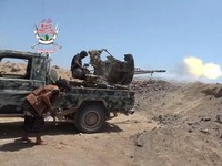 Seorang pejuang pemerintah Yaman yang didukung Arab Saudi menembakkan senjata yang terpasang pada kendaraan saat berlangsungnya apa yang disebut pasukan pemerintah sebagai gerakan maju melawan kelompok Houthi yang didukung Iran, di dekat Dhubab, Kegu