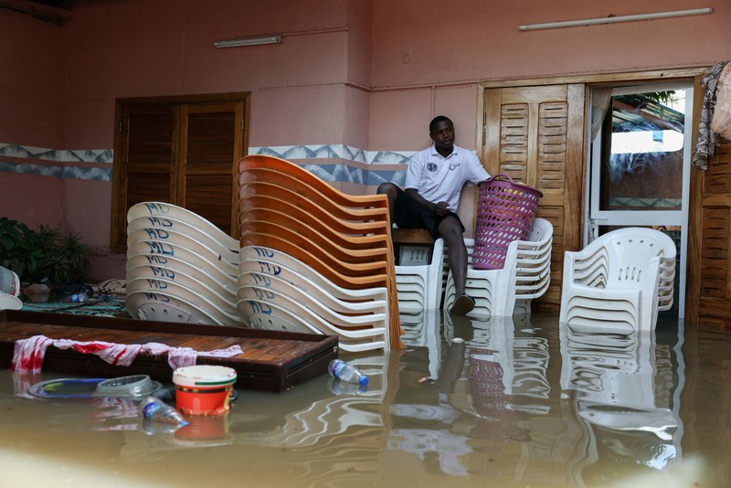 Arus lalu lintas menumpuk di satu sisi jalan raya, sementara sisi lainnya terendam banjir akibat hujan deras di Dakar, Senegal, pada 5 Oktober 2026. (REUTERS/Misper Apawu)