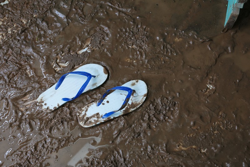 Arus lalu lintas menumpuk di satu sisi jalan raya, sementara sisi lainnya terendam banjir akibat hujan deras di Dakar, Senegal, pada 5 Oktober 2026. (REUTERS/Misper Apawu)