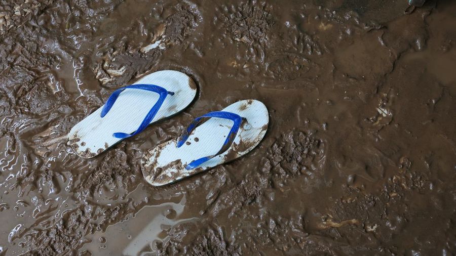 Sepasang sandal tergeletak di tengah lumpur sisa banjir di Pusat Kesehatan Philippe Maguilen Senghor setelah hujan deras mengguyur Dakar, Senegal, pada 5 Oktober 2026.