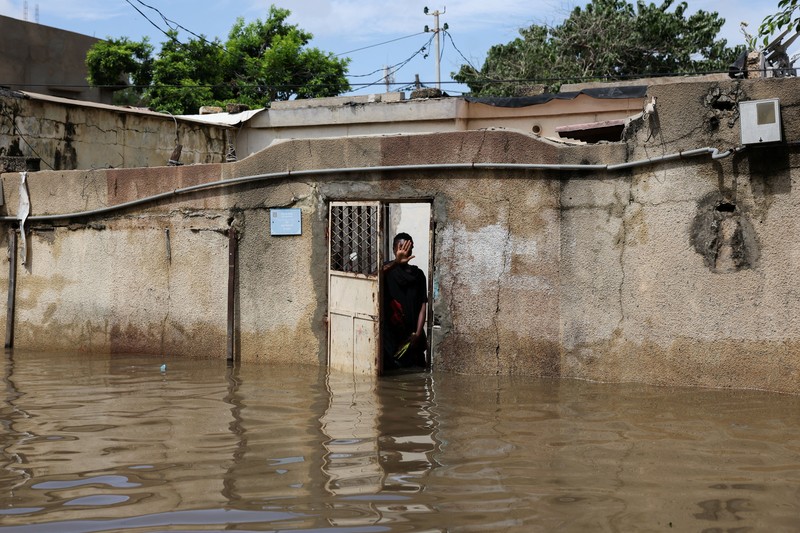 Arus lalu lintas menumpuk di satu sisi jalan raya, sementara sisi lainnya terendam banjir akibat hujan deras di Dakar, Senegal, pada 5 Oktober 2026. (REUTERS/Misper Apawu)