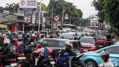 Tak Sabar di Lampu Merah, Pengendara Bikin Simpang Pasar Minggu Terkunci