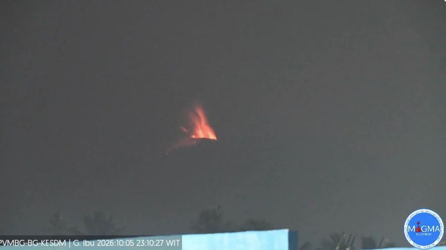 Terjadi erupsi G. Ibu pada hari Senin, 05 Oktober 2026, pukul 23:09 WIT tinggi kolom abu teramati  500 m di atas puncak. (Dok. @badangeologi_)