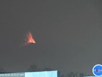 Terjadi erupsi G. Ibu pada hari Senin, 05 Oktober 2026, pukul 23:09 WIT tinggi kolom abu teramati  500 m di atas puncak. (Dok. @badangeologi_)