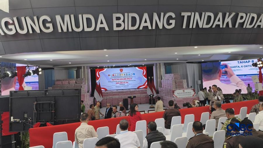 Tumpukan uang sekitar Rp132,241,335,681,910,13 dipajang dalam kegiatan penyerahan denda administratif dan penyelamatan keuangan negara serta penguasaan kembali kawasan hutan di kompleks Kejaksaan Agung, Jakarta, Selasa (06/10/2026). (CNBC Indonesia/E