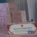 Tumpukan uang sekitar Rp132,241,335,681,910,13 dipajang dalam kegiatan penyerahan denda administratif dan penyelamatan keuangan negara serta penguasaan kembali kawasan hutan di kompleks Kejaksaan Agung, Jakarta, Selasa (06/10/2026). (CNBC Indonesia/E