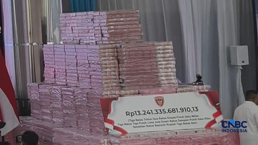 Tumpukan uang sekitar Rp132,241,335,681,910,13 dipajang dalam kegiatan penyerahan denda administratif dan penyelamatan keuangan negara serta penguasaan kembali kawasan hutan di kompleks Kejaksaan Agung, Jakarta, Selasa (06/10/2026). (CNBC Indonesia/E