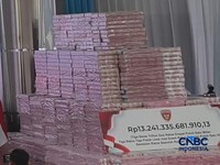 Tumpukan uang sekitar Rp132,241,335,681,910,13 dipajang dalam kegiatan penyerahan denda administratif dan penyelamatan keuangan negara serta penguasaan kembali kawasan hutan di kompleks Kejaksaan Agung, Jakarta, Selasa (06/10/2026). (CNBC Indonesia/E