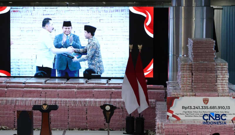 Jaksa Agung RI, ST Burhanuddin menyerahkan uang denda administratif sekitar Rp132,241,335,681,910,13 dan penguasaan kembali kawasan hutan seluas 259,230,73 Ha Tahap 8 kepada Menteri Keuangan, Suahasil Nazara dan disaksikan Presiden Prabowo Subianto di kompleks Kejaksaan Agung, Jakarta, Selasa (06/10/2026). (CNBC Indonesia/Muhammad Sabki)