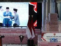 Pekerja berdiri di depan tumpukan uang sekitar Rp132,241,335,681,910,13 dipajang dalam kegiatan penyerahan denda administratif dan penyelamatan keuangan negara serta penguasaan kembali kawasan hutan di kompleks Kejaksaan Agung, Jakarta, Selasa (06/10