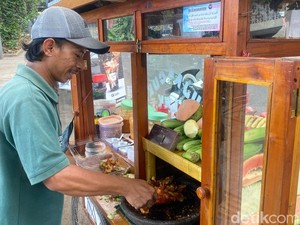 Cerita Wahid Banting Setir dari Petani Jadi Tukang Rujak di Bandung