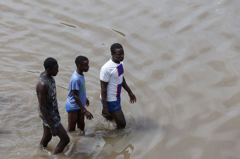 Arus lalu lintas menumpuk di satu sisi jalan raya, sementara sisi lainnya terendam banjir akibat hujan deras di Dakar, Senegal, pada 5 Oktober 2026. (REUTERS/Misper Apawu)