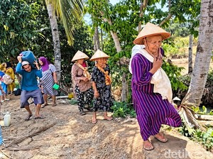 Cerita Mak Tuti Bertaruh Tenaga Susuri Jurang demi Air Bersih