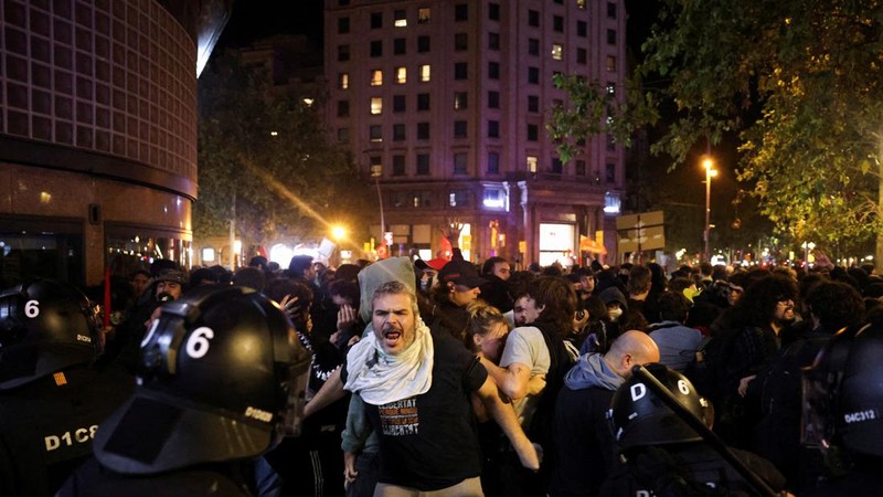 Warga turun ke jalan di berbagai penjuru Spanyol, Senin (5/10/2026) untuk menuntut perlindungan yang lebih besar bagi penyewa rumah. Aksi massa ini pecah setelah pemerintah gagal meloloskan undang-undang perumahan darurat di parlemen, yang memperburu