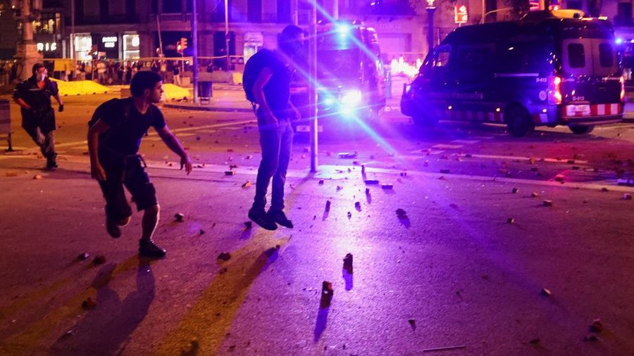 Warga turun ke jalan di berbagai penjuru Spanyol, Senin (5/10/2026) untuk menuntut perlindungan yang lebih besar bagi penyewa rumah. Aksi massa ini pecah setelah pemerintah gagal meloloskan undang-undang perumahan darurat di parlemen, yang memperburu