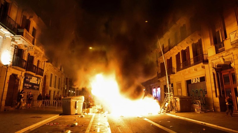 Warga turun ke jalan di berbagai penjuru Spanyol, Senin (5/10/2026) untuk menuntut perlindungan yang lebih besar bagi penyewa rumah. Aksi massa ini pecah setelah pemerintah gagal meloloskan undang-undang perumahan darurat di parlemen, yang memperburu