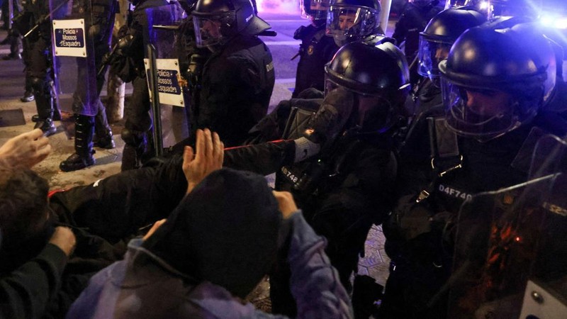Warga turun ke jalan di berbagai penjuru Spanyol, Senin (5/10/2026) untuk menuntut perlindungan yang lebih besar bagi penyewa rumah. Aksi massa ini pecah setelah pemerintah gagal meloloskan undang-undang perumahan darurat di parlemen, yang memperburuk ketegangan sosial akibat lonjakan harga sewa yang tak terkendali.