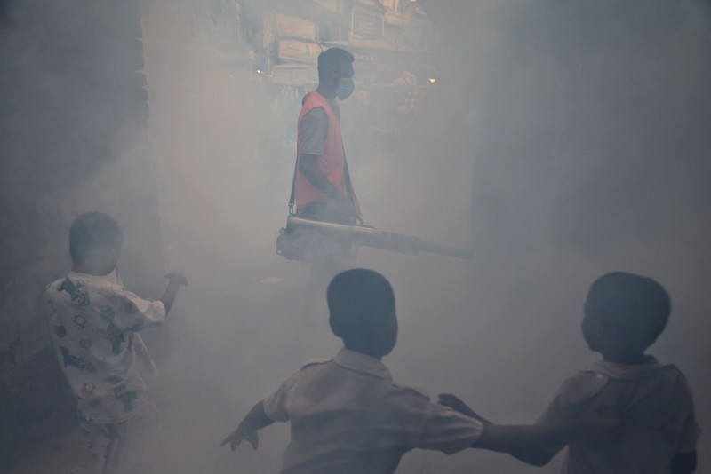 Anak-anak yang terinfeksi demam berdarah menjalani perawatan di Mugda Medical College and Hospital di Dhaka, Bangladesh, pada 7 Oktober 2026. (REUTERS/Mohammad Ponir Hossain)